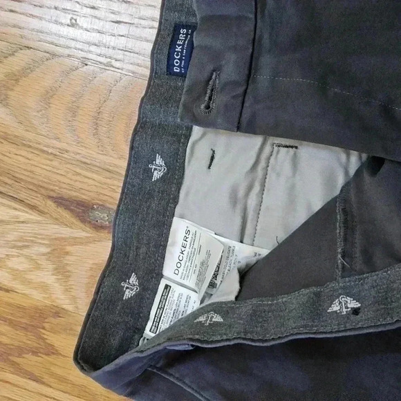 Dockers Slim Fit by Levi's Size 31×32 EUC - Picture 4 of 8
